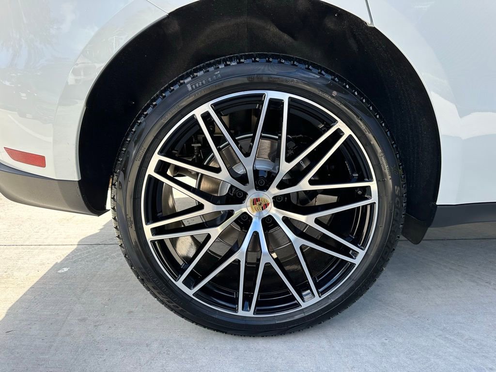 Certified 2026 Porsche Macan AWD/4WD image 43