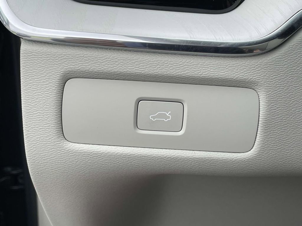 New 2026 Volvo XC60 B5 Ultra w/ Protection Package Premier image 12
