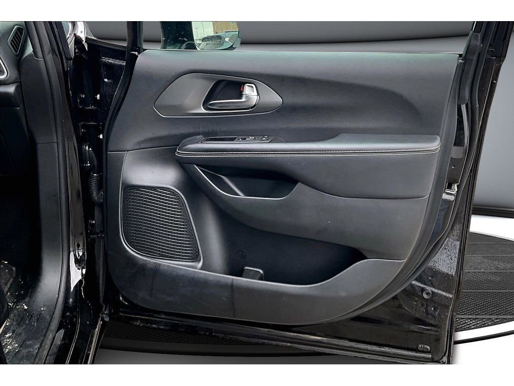 Certified 2025 Chrysler Pacifica Select image 21