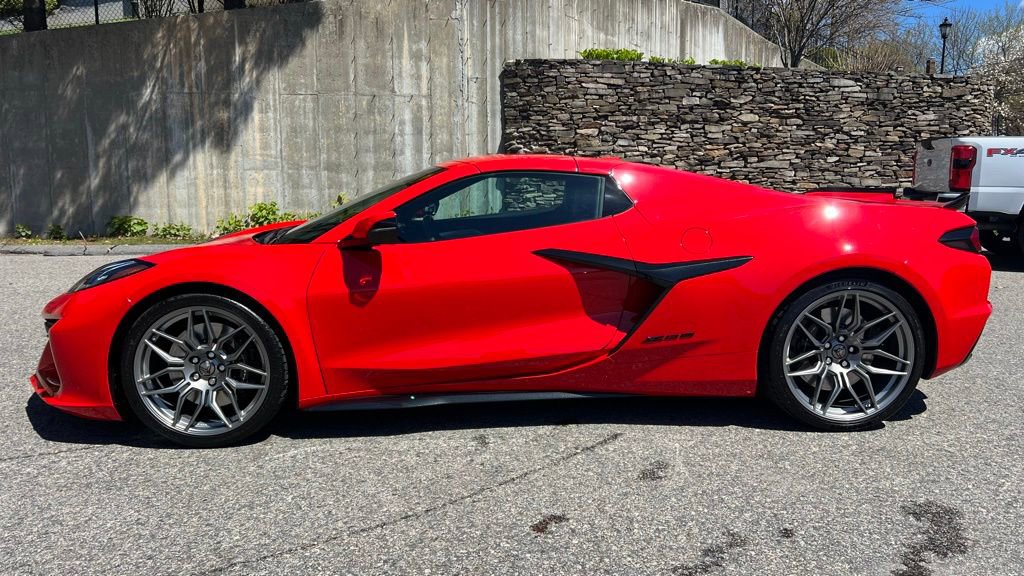 Used 2025 Chevrolet Corvette Z06 RWD image 2