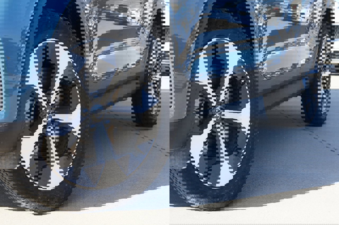 Certified 2025 Volvo XC40 B5 Plus image 7