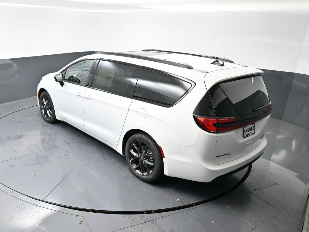 New 2026 Chrysler Pacifica Limited w/ S Appearance Package FWD image 39