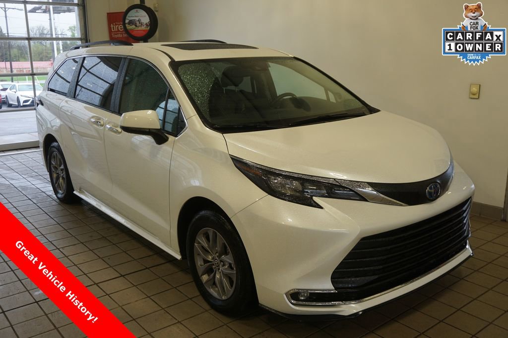 Used 2024 Toyota Sienna XLE w/ XLE Plus Package image 1