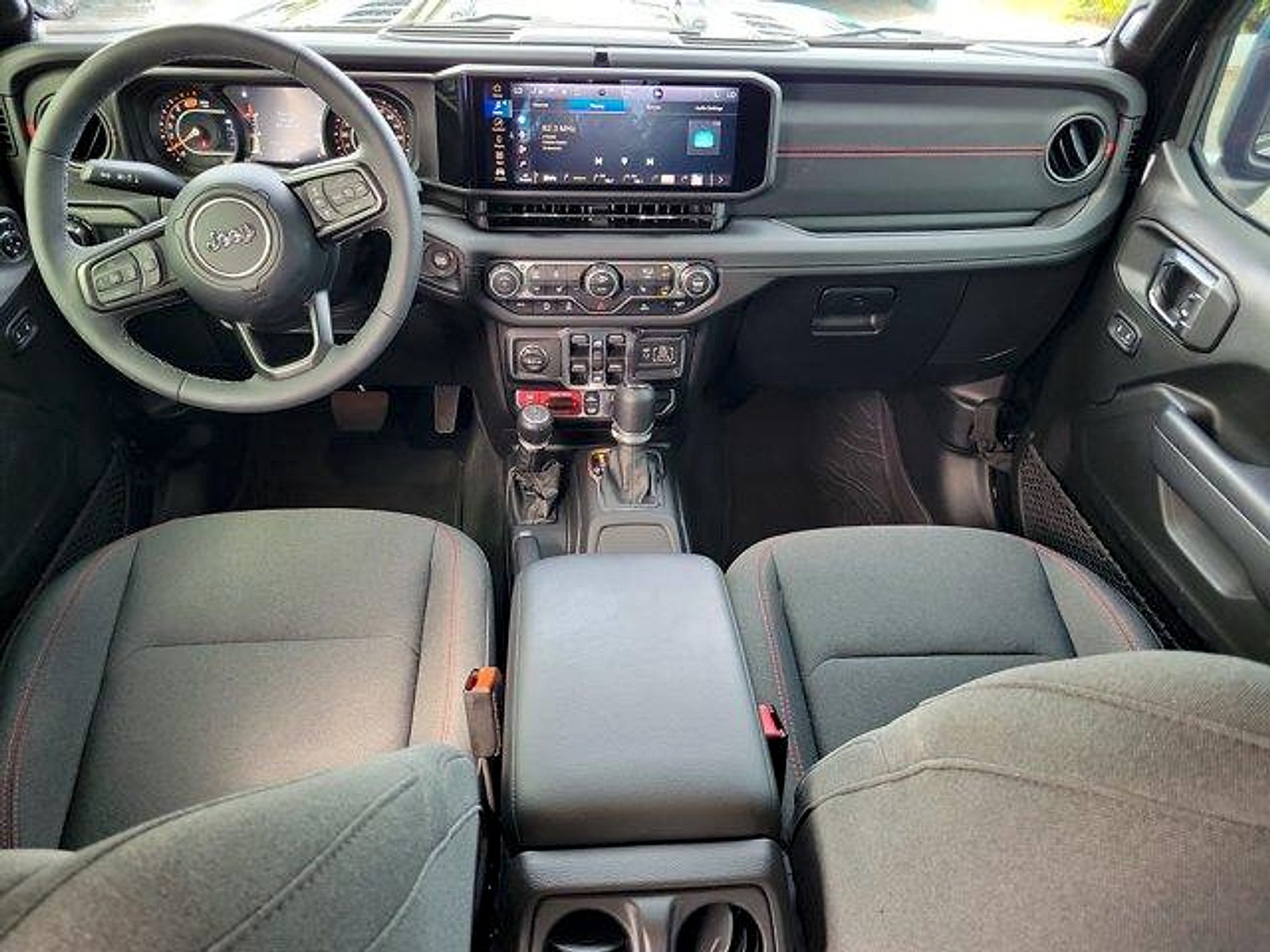 Used 2025 Jeep Wrangler Unlimited Rubicon w/ Convenience Group AWD/4WD image 15