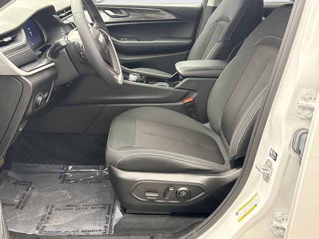 Used 2023 Jeep Grand Cherokee Laredo image 11