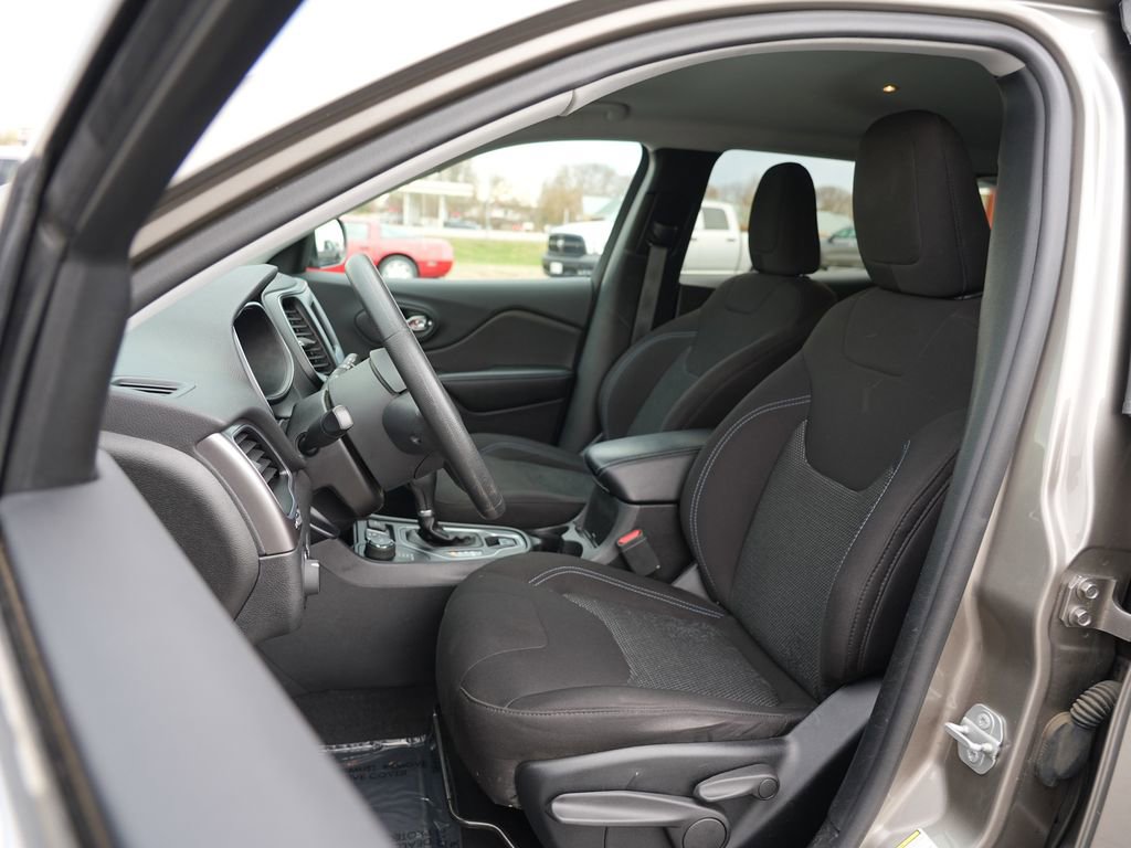 Used 2019 Jeep Cherokee Latitude w/ Popular Appearance Group image 12