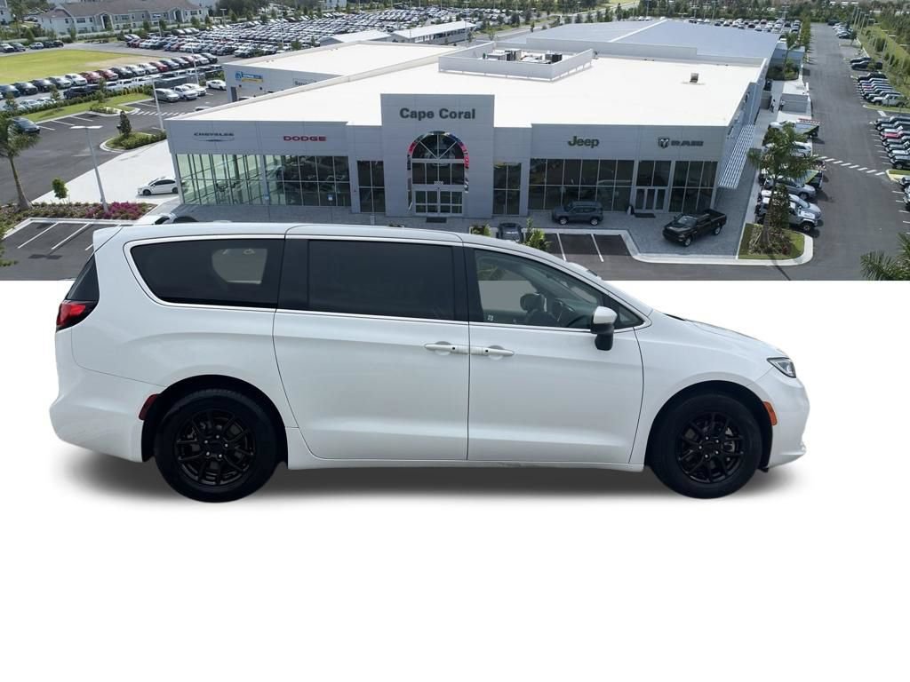 Used 2023 Chrysler Pacifica Touring-L FWD image 4