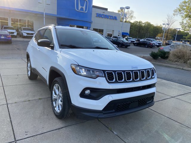 Used 2024 Jeep Compass Latitude image 2