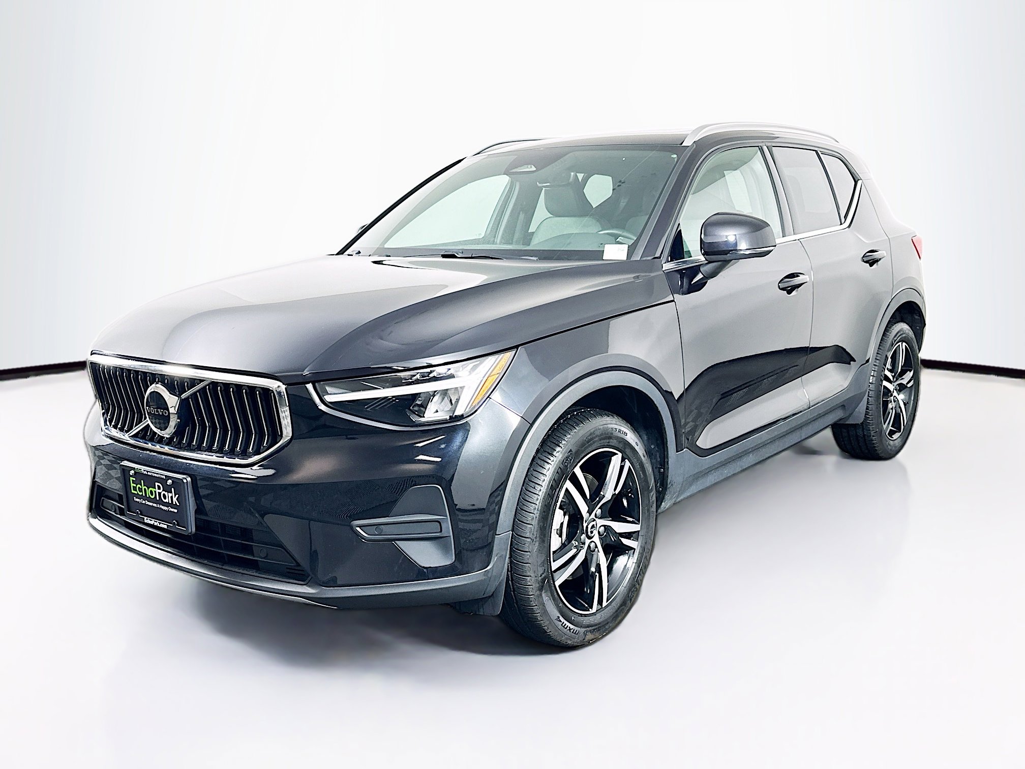 Used 2024 Volvo XC40 B5 Core image 3