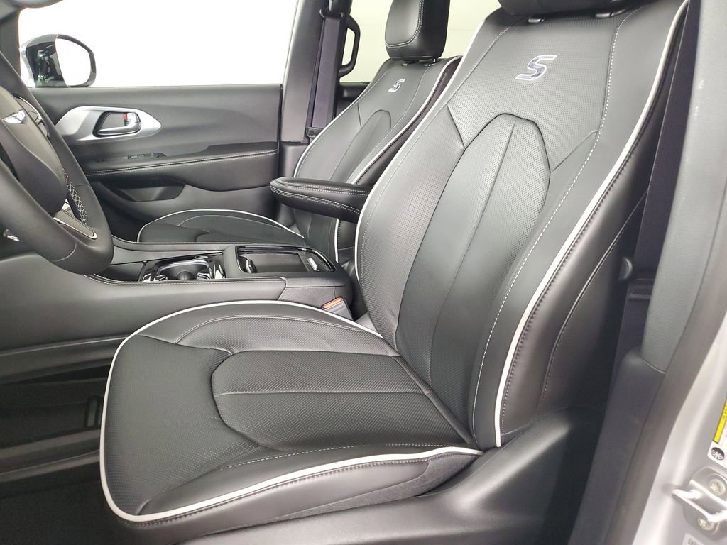 New 2026 Chrysler Pacifica Limited image 12