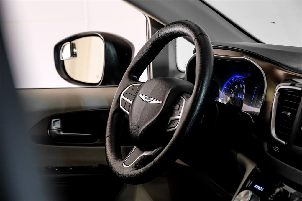 Used 2020 Chrysler Voyager Lxi image 11