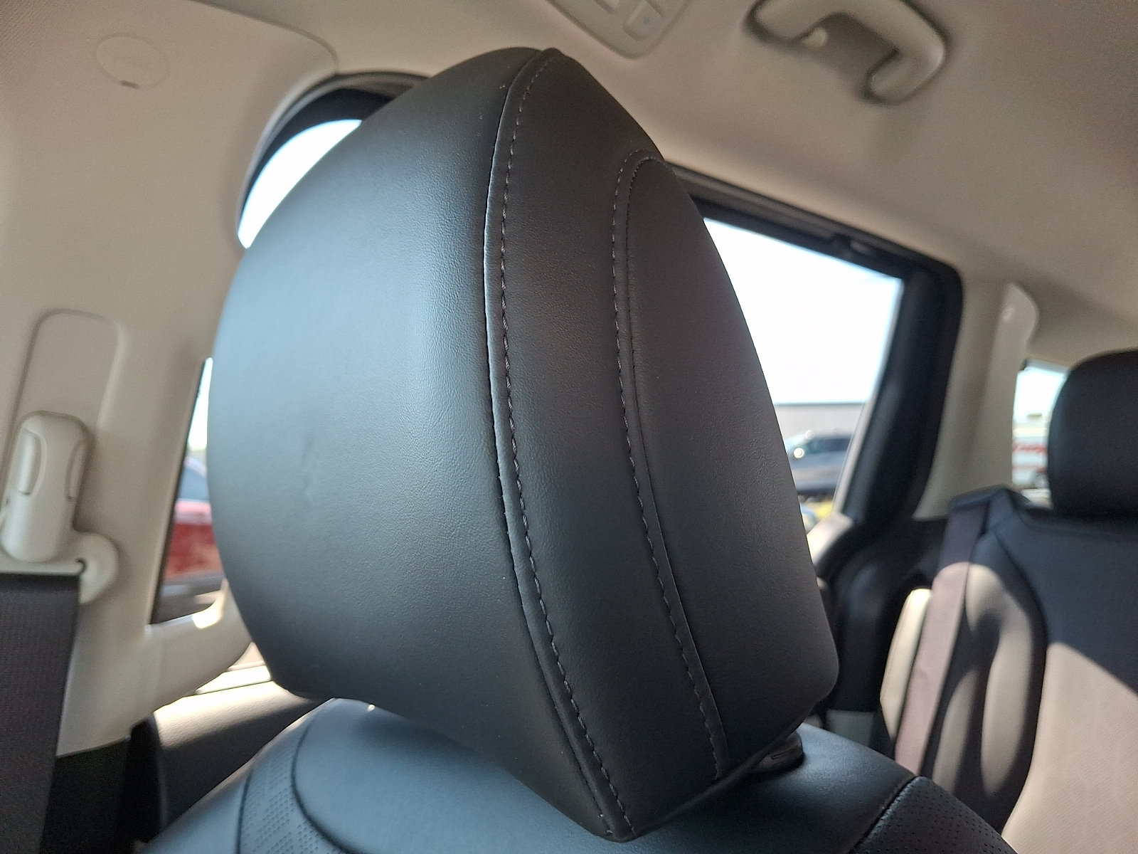 Used 2024 Kia Carnival EX FWD image 13
