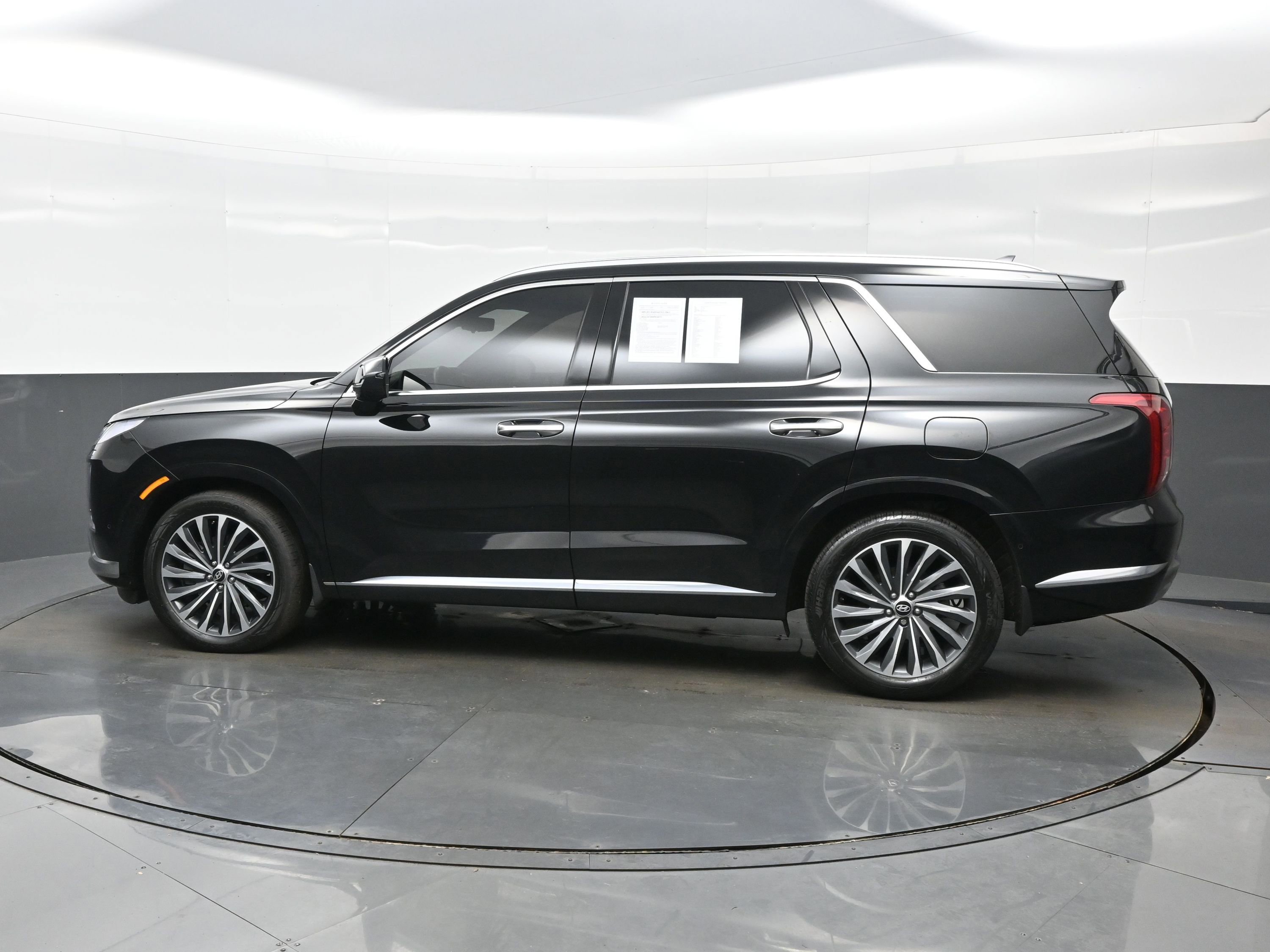 Used 2024 Hyundai Palisade Calligraphy AWD/4WD image 3