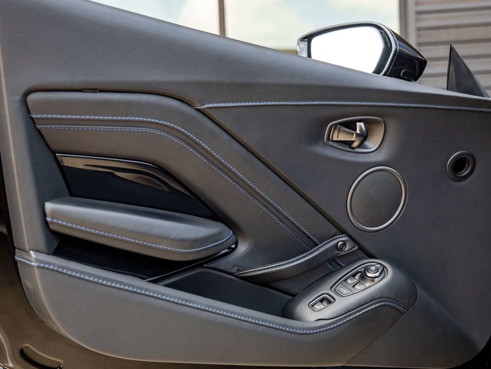 Used 2022 Aston Martin V8 Vantage Roadster RWD image 21
