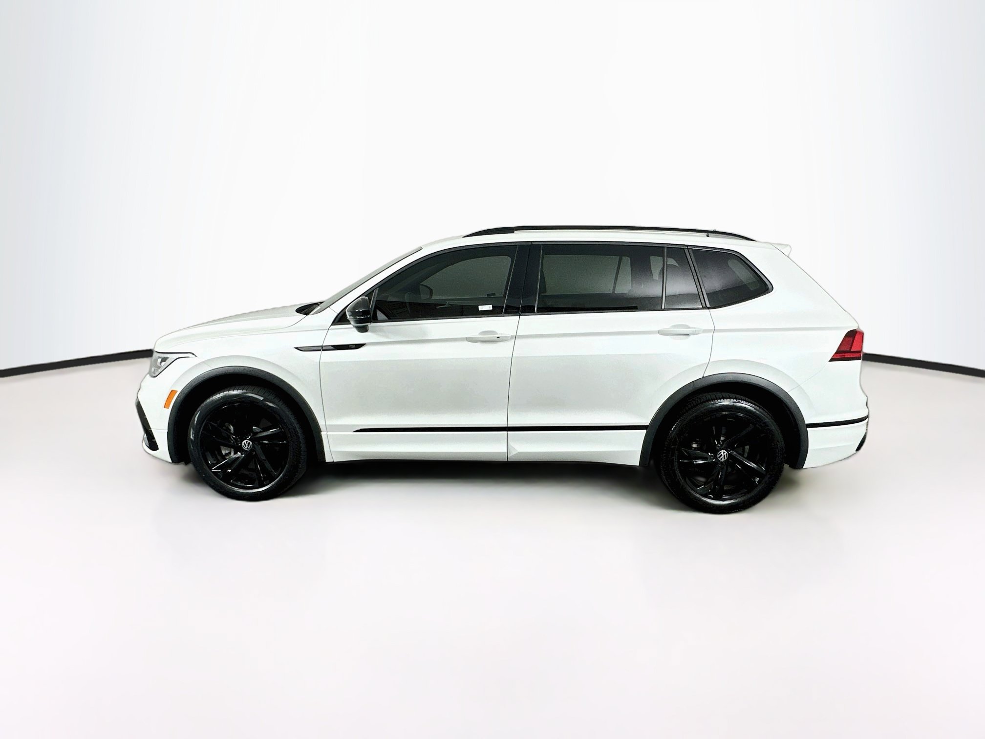 Used 2023 Volkswagen Tiguan SE R-Line FWD image 4