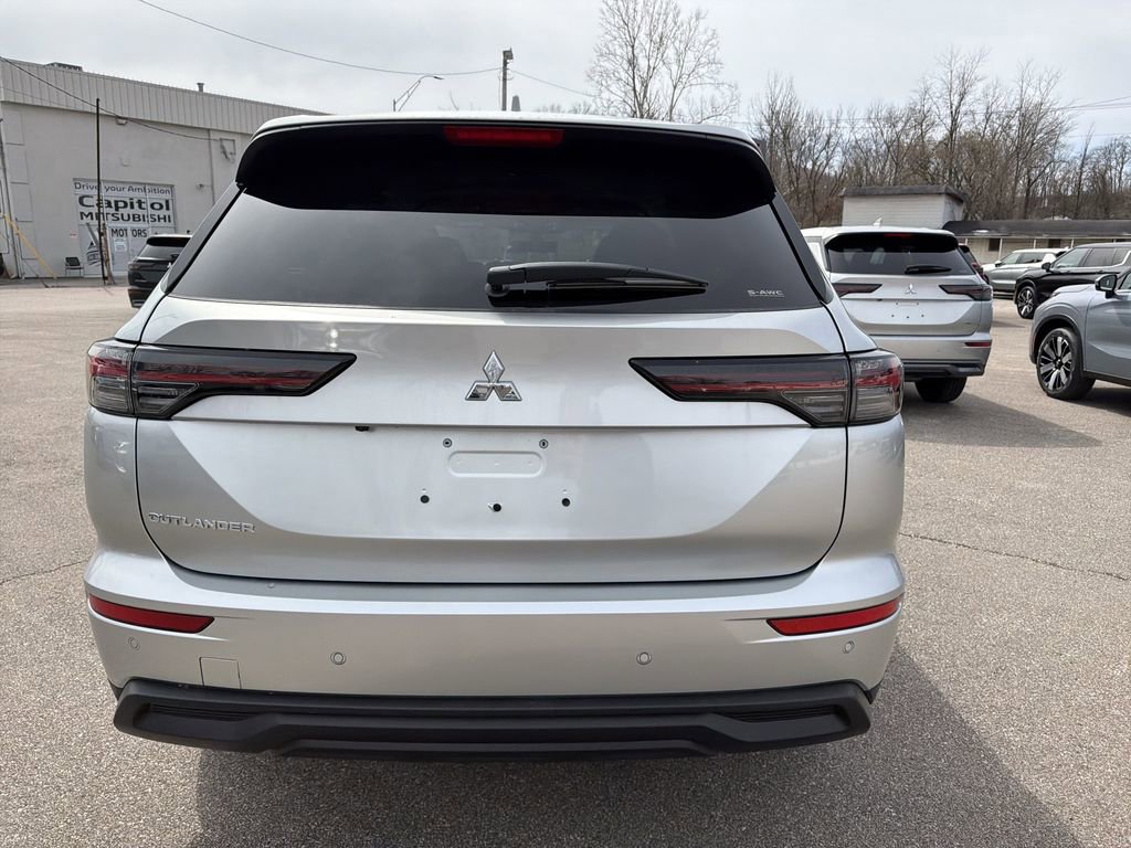 New 2026 Mitsubishi Outlander ES image 5