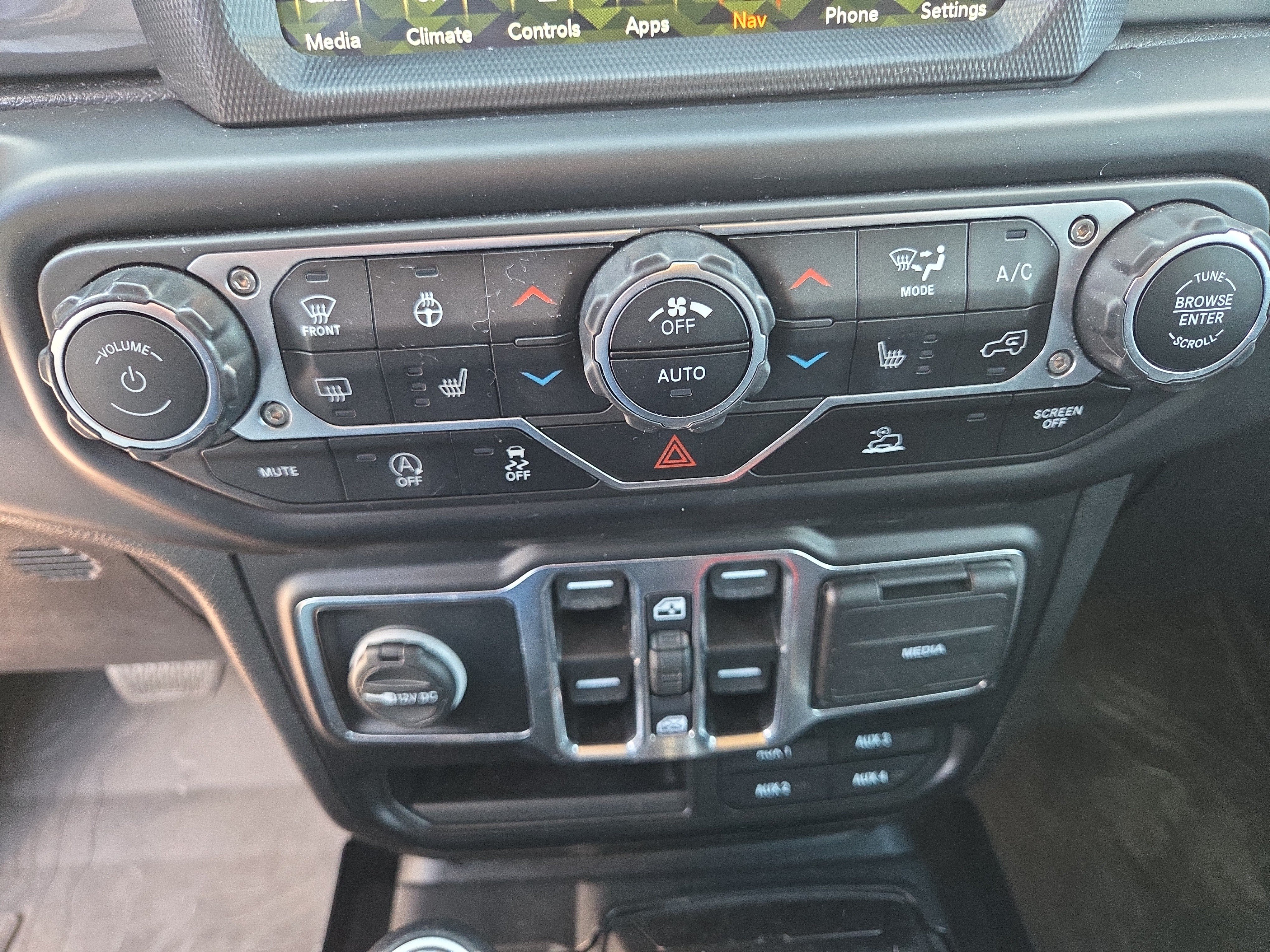 Used 2022 Jeep Wrangler Unlimited Sahara w/ Cold Weather Group AWD/4WD image 23