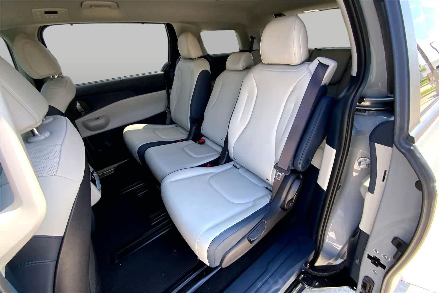 Used 2025 Kia Carnival EX FWD image 20