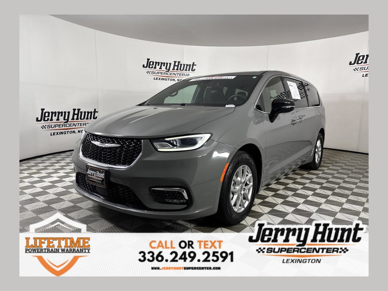 Used 2025 Chrysler Pacifica Select