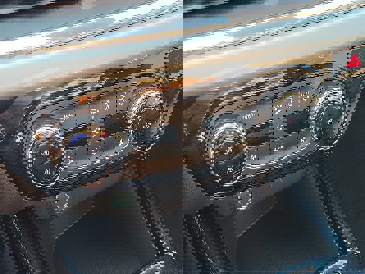 Used 2025 Chevrolet Trax LT w/ LT Convenience Package image 26