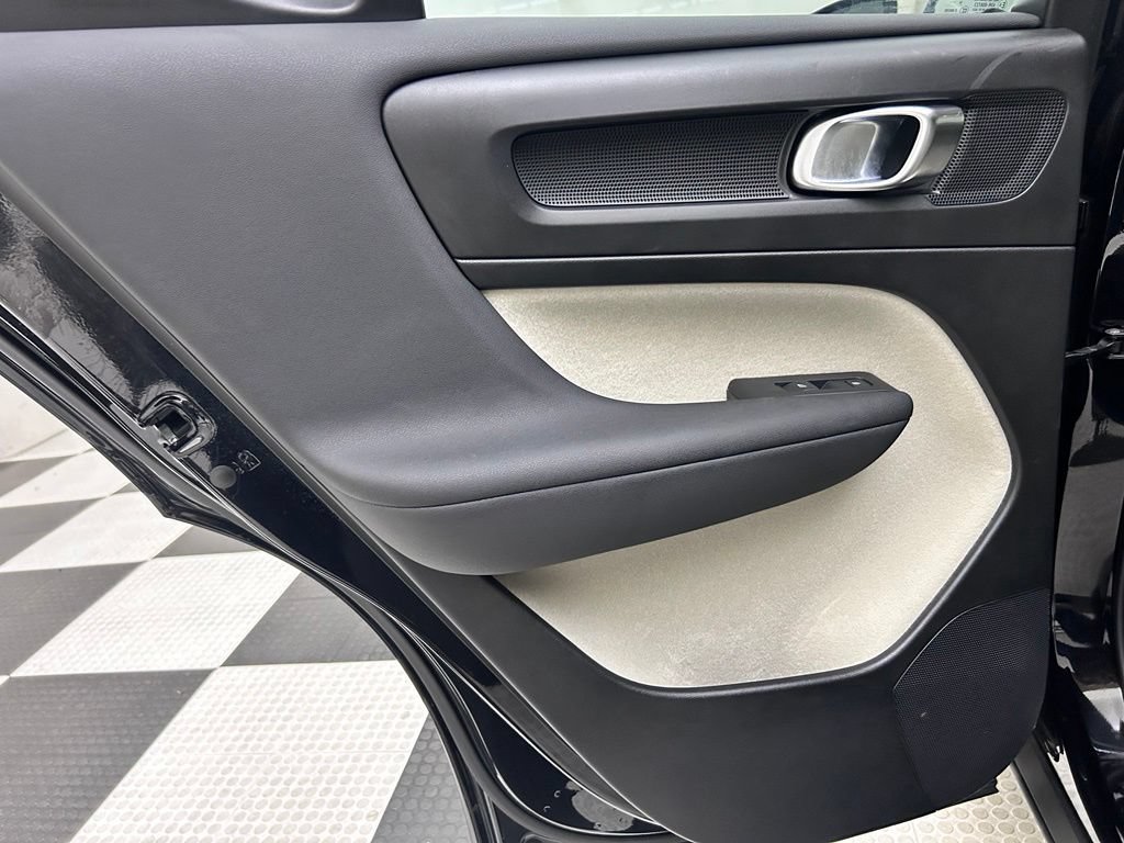 Used 2025 Volvo XC40 B5 Ultra AWD/4WD image 13