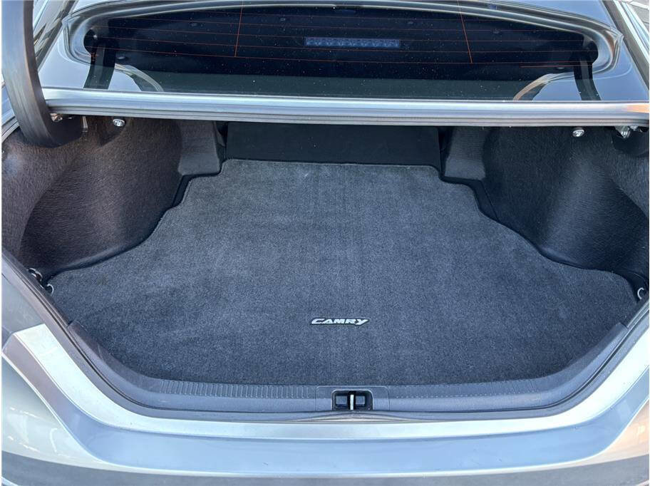 Used 2018 Toyota Camry SE image 15