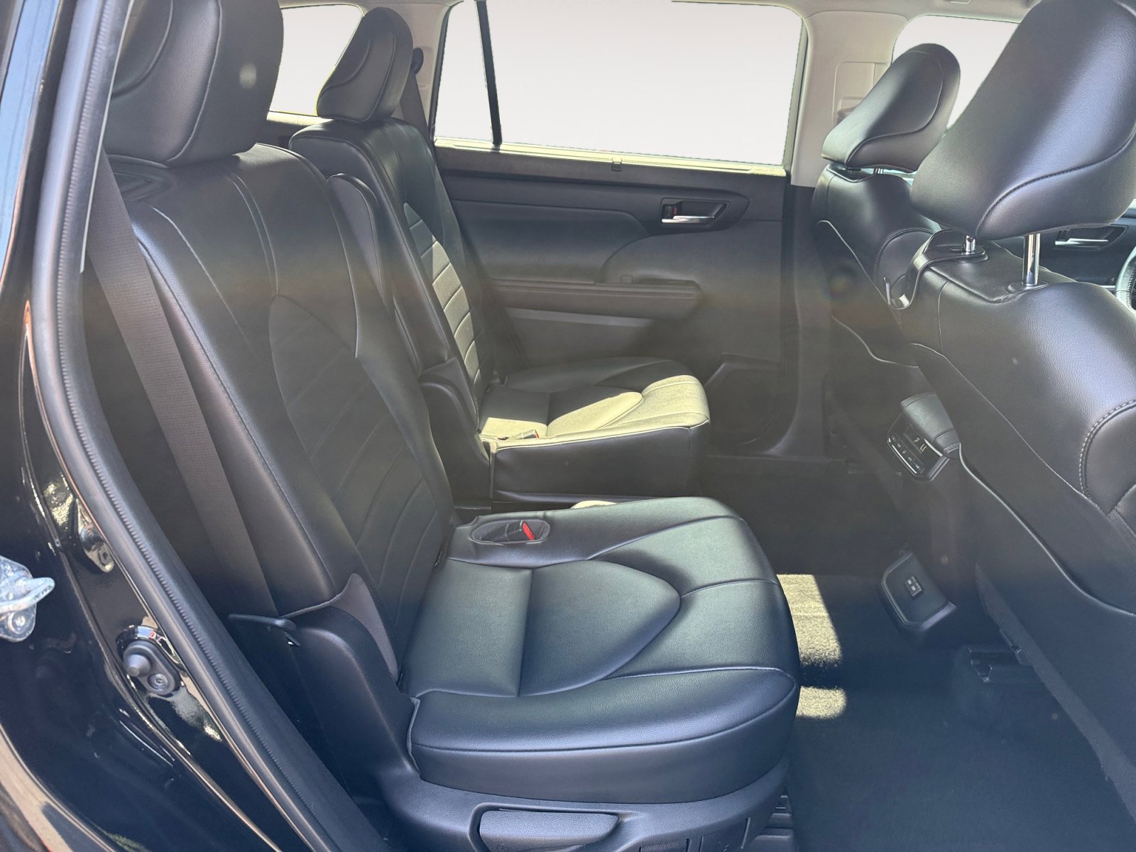 Used 2022 Toyota Highlander XLE AWD/4WD image 18