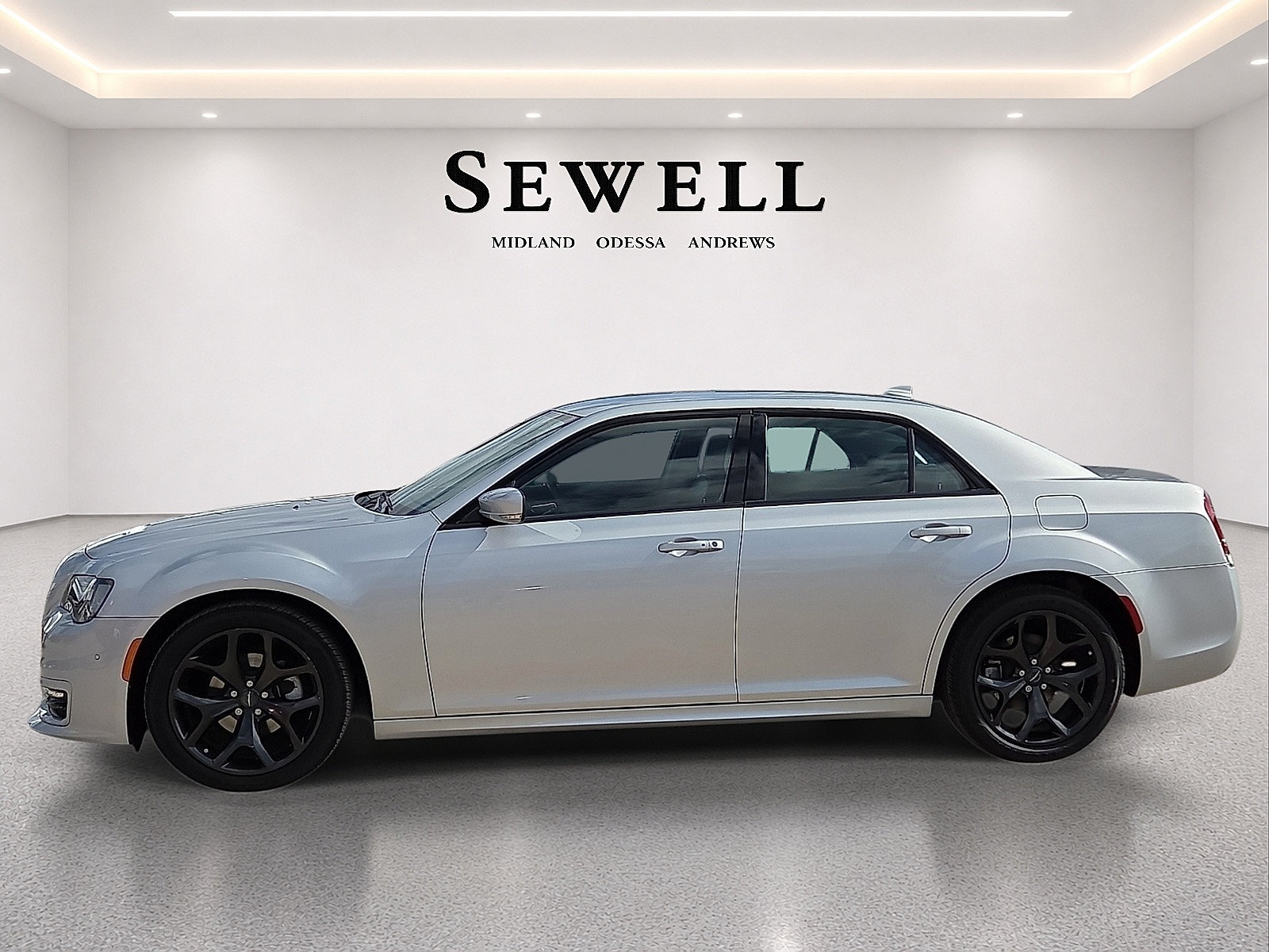 Used 2022 Chrysler 300 Touring L w/ Comfort Group RWD image 2