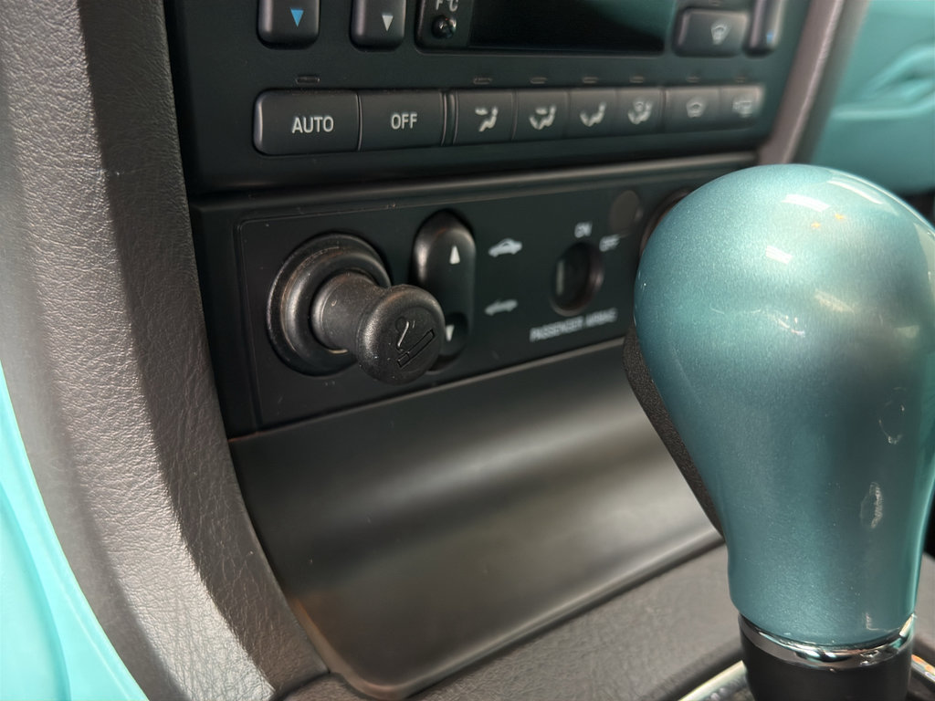 Used 2002 Ford Thunderbird image 17