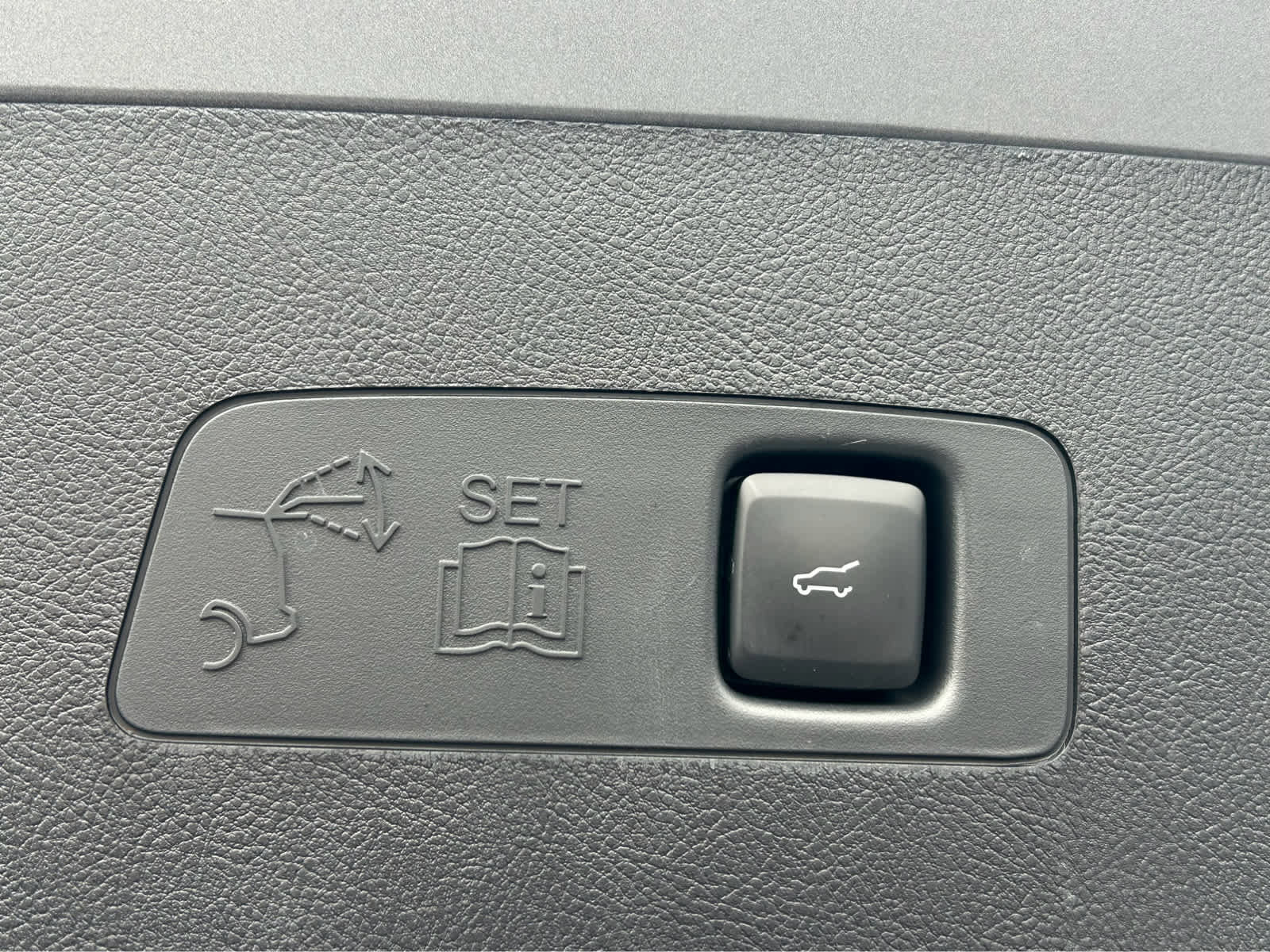 Used 2024 Lincoln Corsair Grand Touring w/ Rear Removable Package Tray image 10