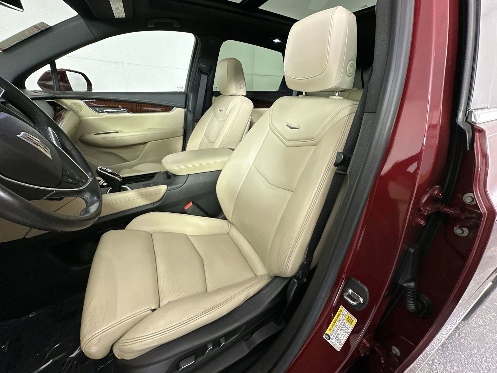 Used 2017 Cadillac XT5 Luxury w/ Driver Awareness Package image 11