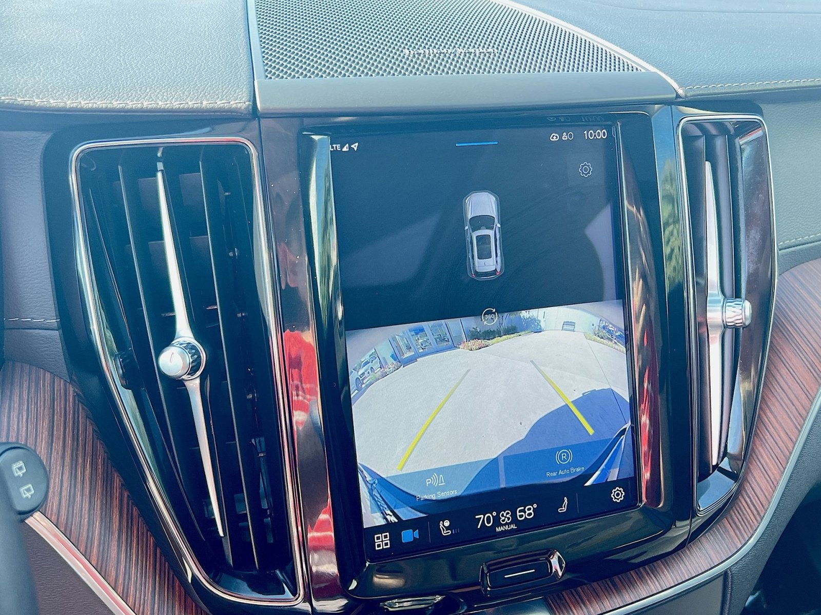 Certified 2023 Volvo XC60 B6 Ultimate w/ Climate Package image 19