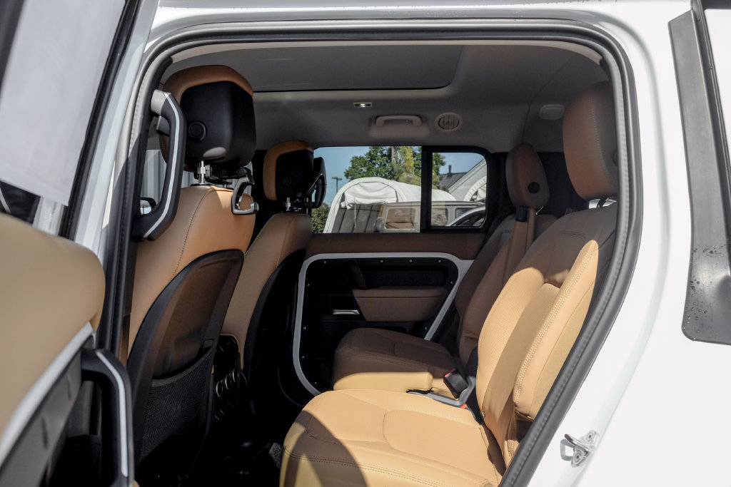 New 2026 Land Rover Defender 130 X-Dynamic SE AWD/4WD image 16