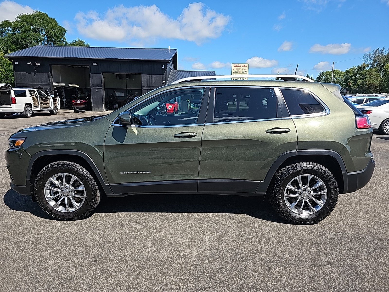 Used 2021 Jeep Cherokee Latitude Plus w/ Mopar Interior Package AWD/4WD image 6