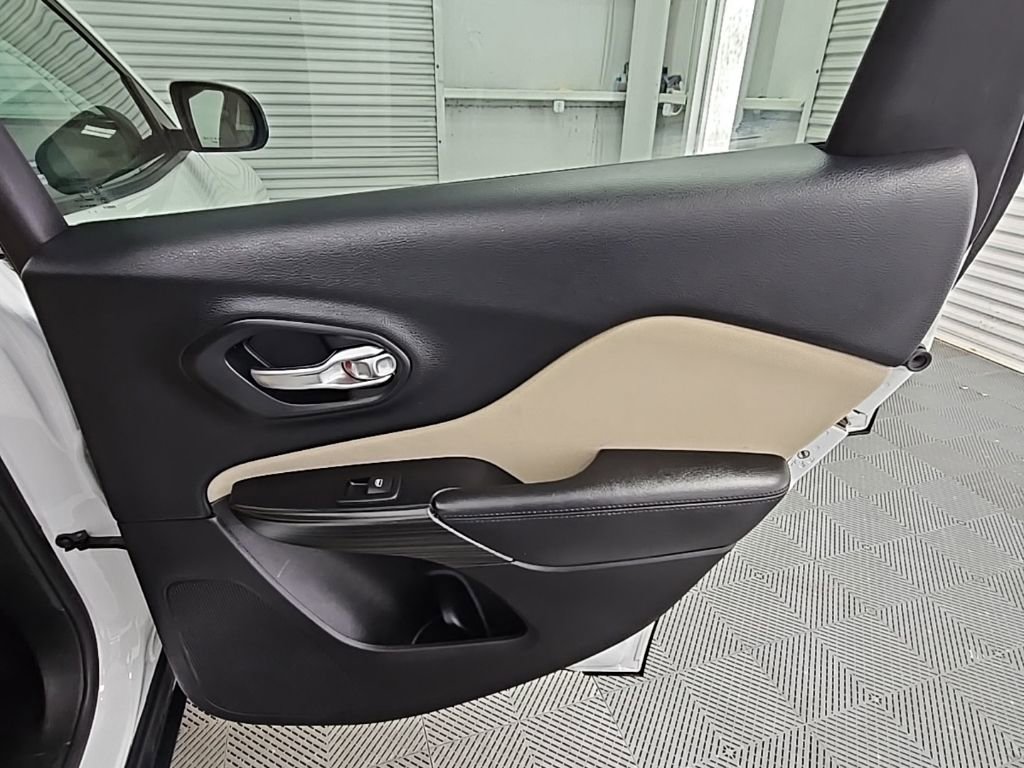 Used 2016 Jeep Cherokee Sport image 31