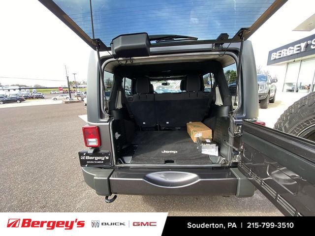 Used 2016 Jeep Wrangler Unlimited Sahara w/ Dual Top Group image 29