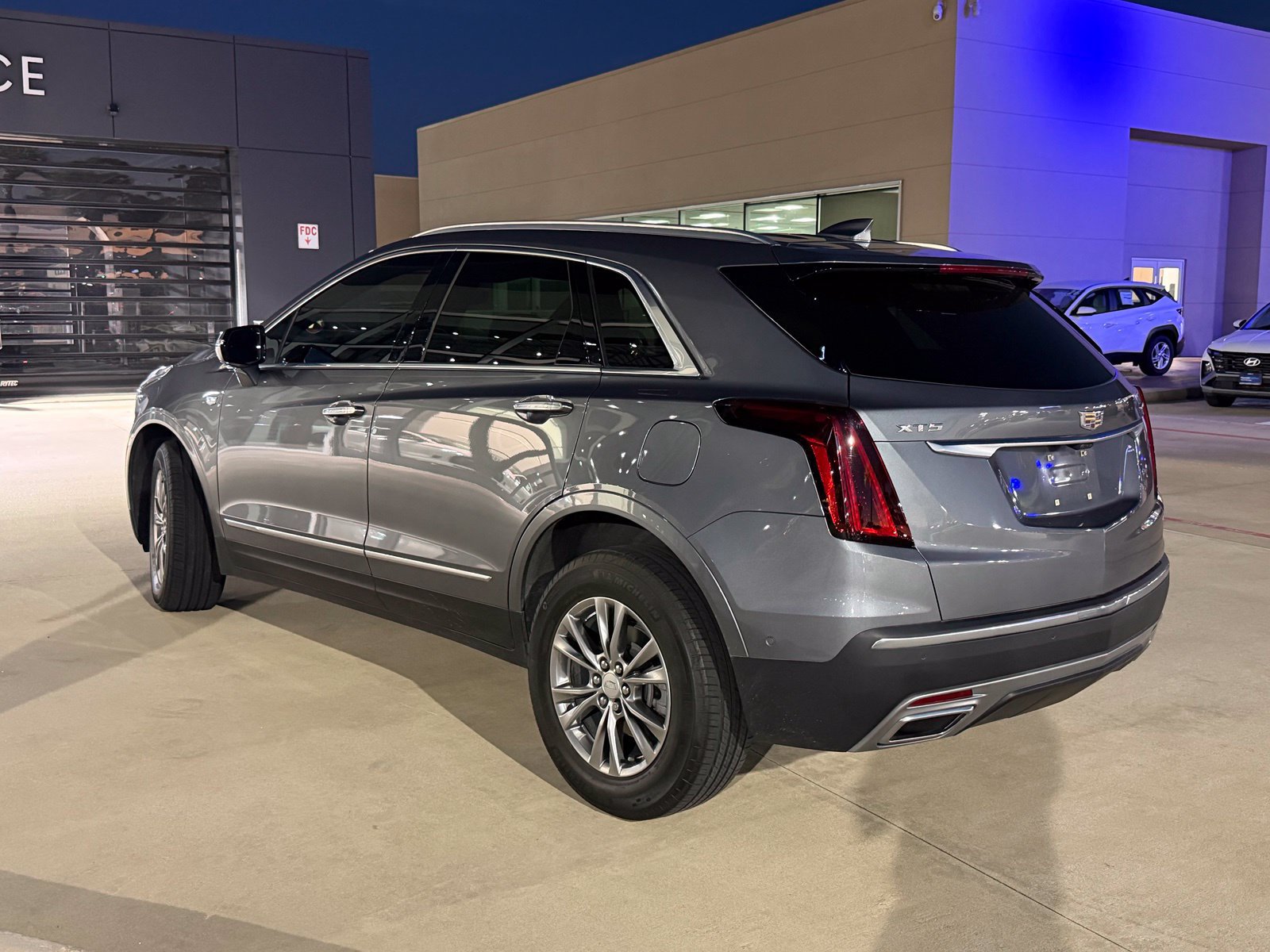 Used 2022 Cadillac XT5 Premium Luxury w/ Technology Package FWD image 3