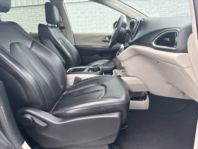 Used 2023 Chrysler Pacifica Touring-L FWD image 16