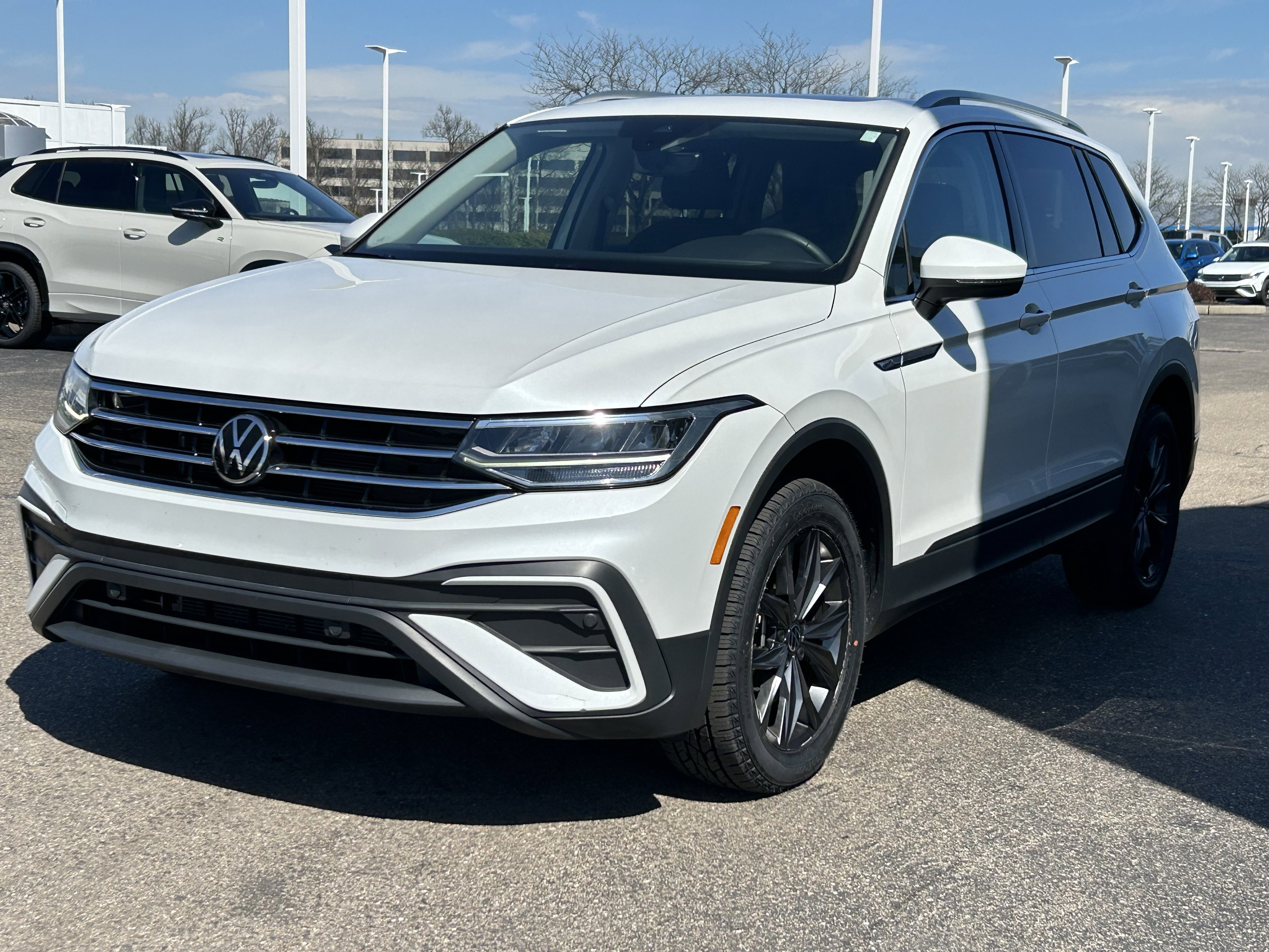Used 2023 Volkswagen Tiguan SE image 3
