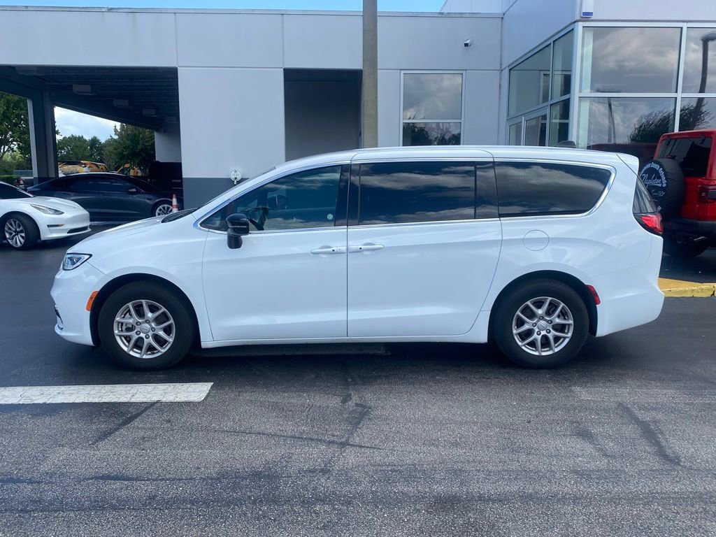 Used 2025 Chrysler Pacifica Select FWD image 6