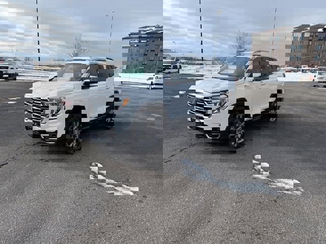 Used 2024 GMC Terrain SLT image 2