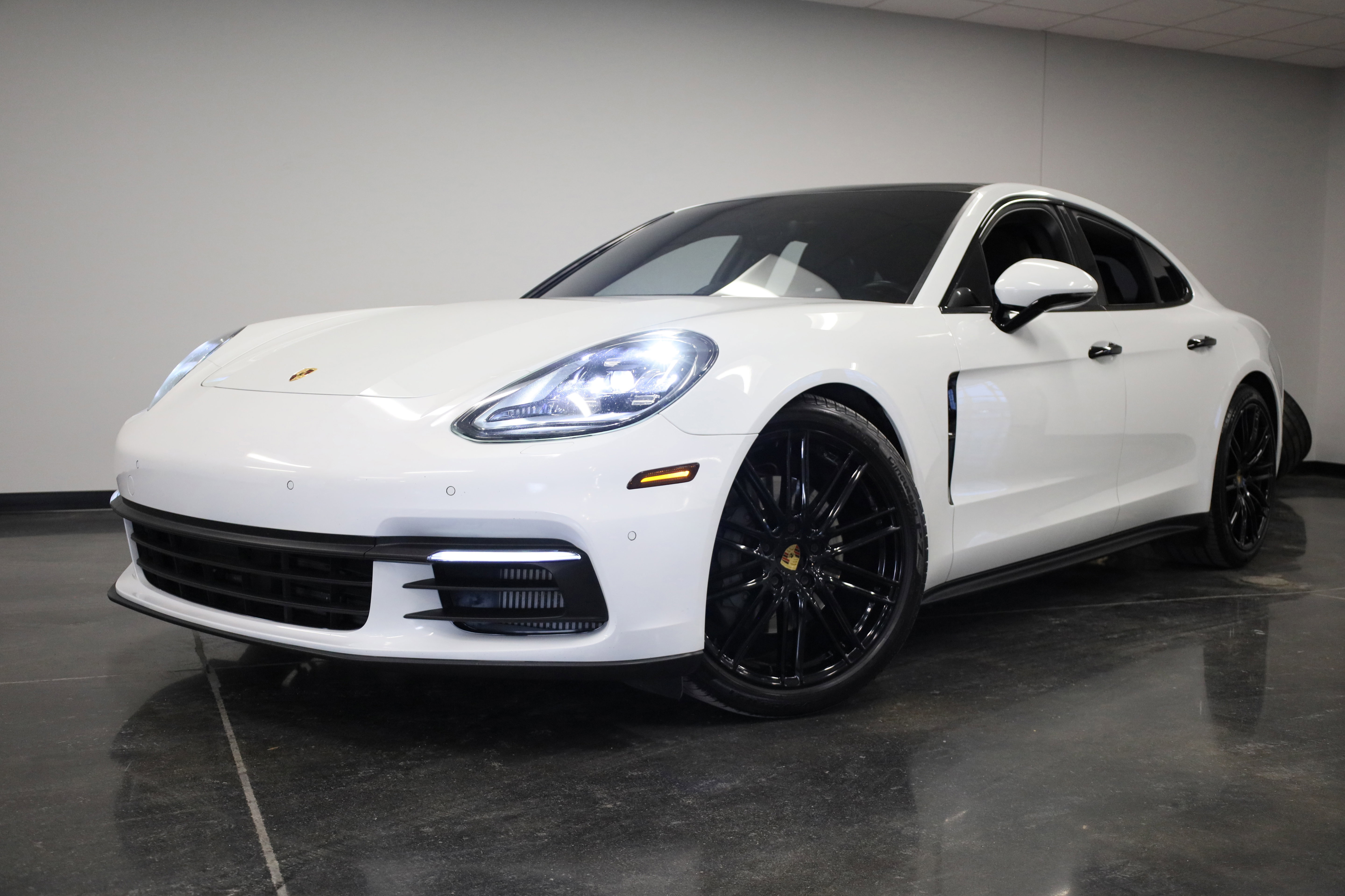 Used 2018 Porsche Panamera 4S image 3