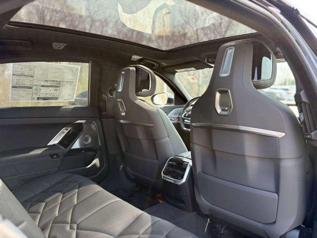 Used 2025 BMW 760i xDrive image 22