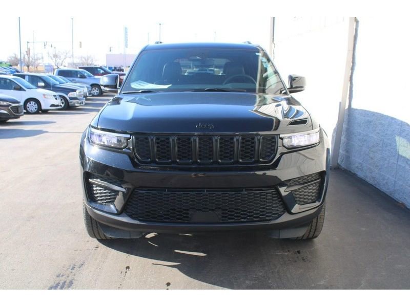 Used 2023 Jeep Grand Cherokee Altitude image 11