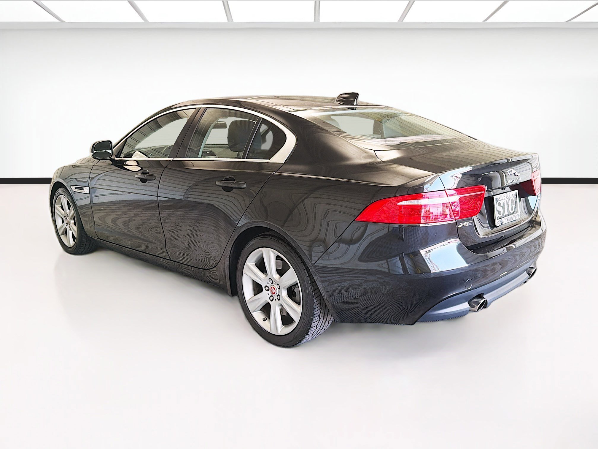 Used 2017 Jaguar XE Prestige RWD image 6