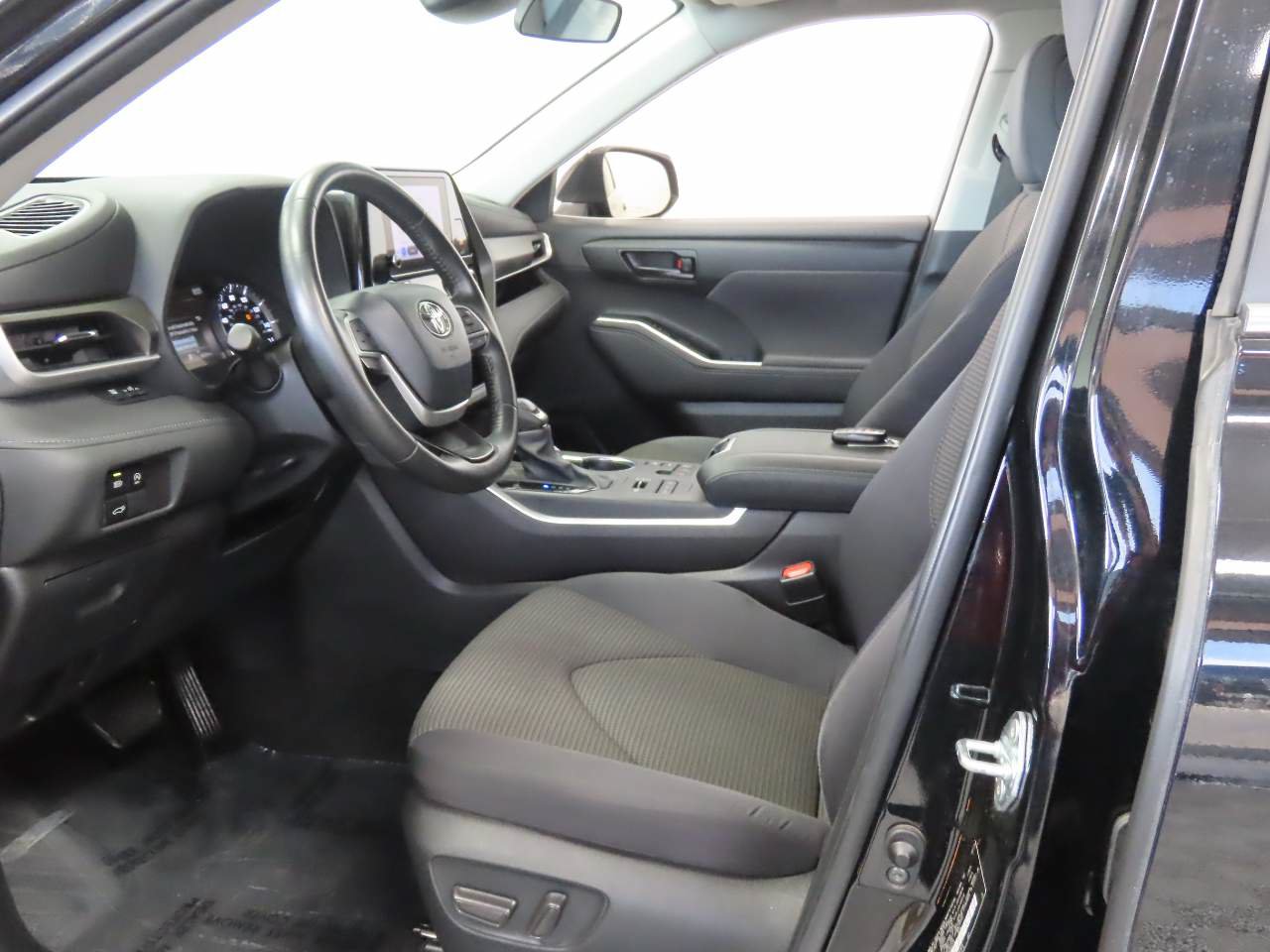 Used 2024 Toyota Highlander LE AWD/4WD image 15