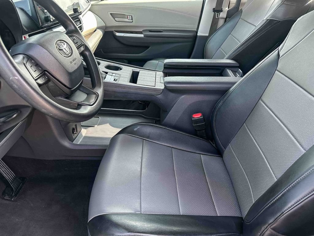 Used 2023 Toyota Sienna LE FWD image 13