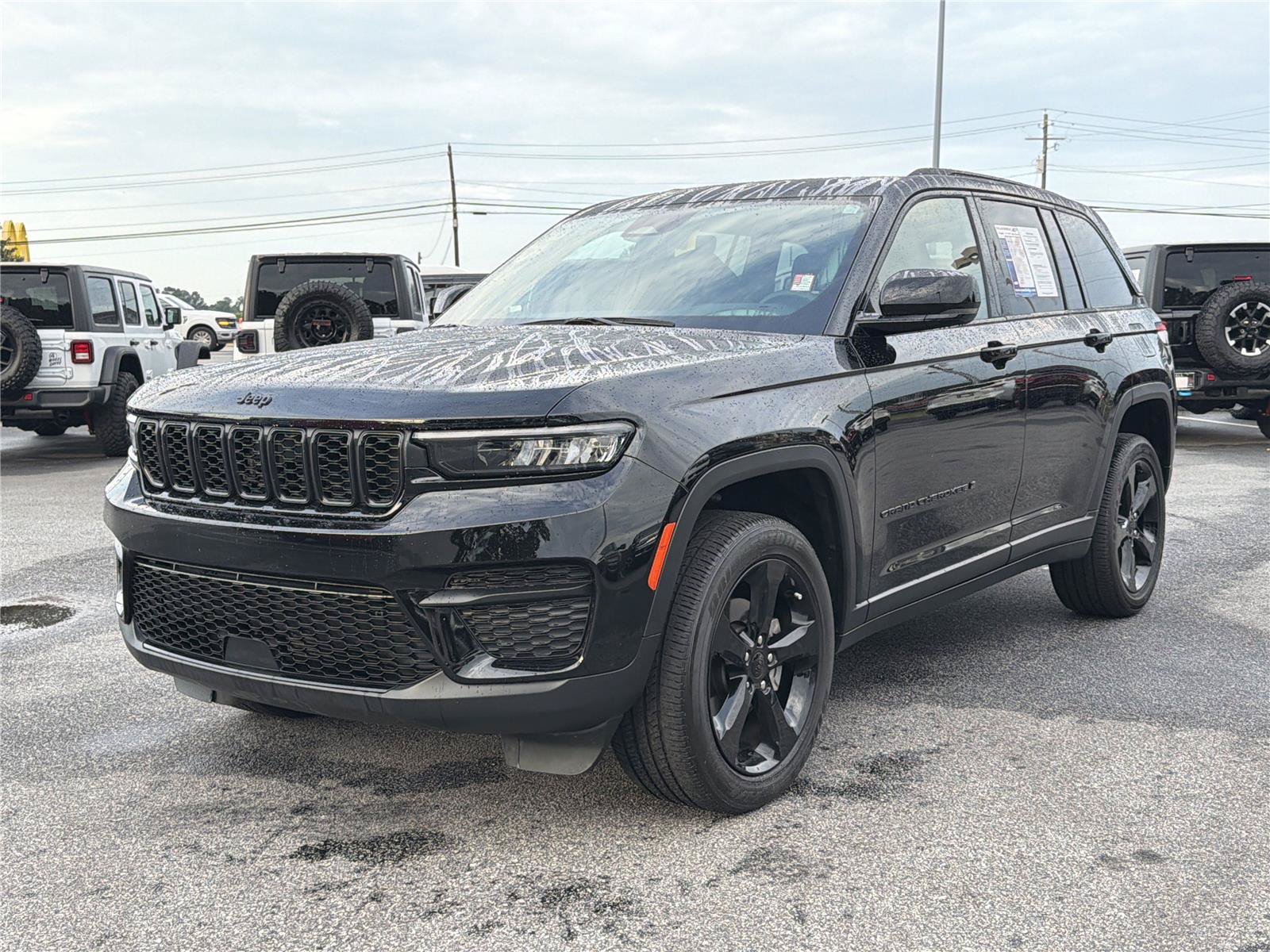 Used 2024 Jeep Grand Cherokee Altitude AWD/4WD image 2
