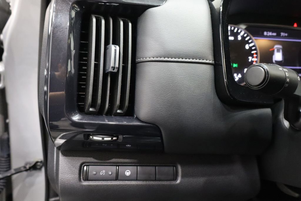 Used 2024 Nissan Pathfinder SV image 19