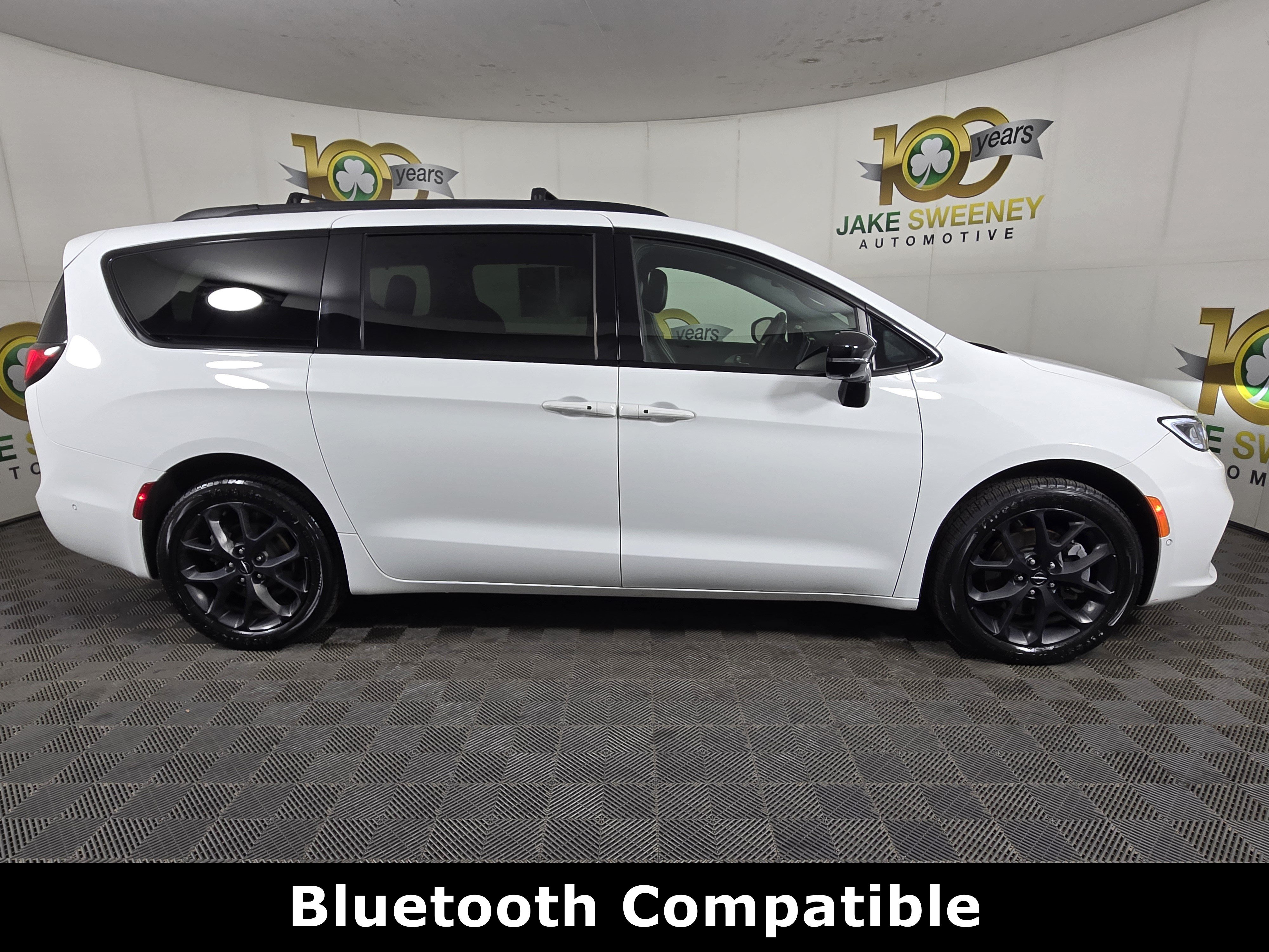 Certified 2023 Chrysler Pacifica Limited w/ S Appearance Package AWD/4WD image 11